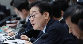 2035 국가 온실가스 감축 목표(2035 NDC)가 국무회의에서 의결돼 최종 확정됐다. 사진은 11일 이재명 대통령이 서울 용산구 대통령실 청사에서 열린 국무회의에서 발언하고 있는 모습. /사진=뉴시스(대통령실통신사진기자단)