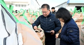 김진열 군위군수가 공공비축미 건조벼 매입 현장을 둘러보고 있다./사진제공=대구 군위군