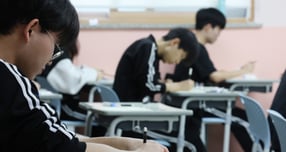 대학수학능력시험(수능)이 오는 13일 예정된 상황에서 수험생들의 건강 관리법이 주목된다. 사진은 지난달 14일 경기 동탄고등학교에서 수능 전 마지막 모의평가인 10월 전국연합학력평가를 치르는 학생. /사진=뉴스