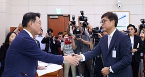 더불어민주당 문화체육관광위원회와 문화체육관광부가 암표 3법을 추진한다고 밝혔다. 사진은 지난 7월29일 최휘영 문화체육관광부 장관 후보자(오른쪽)가 서울 여의도 국회 문화체육관광위원회에서 열린 인사청문회에서 김교흥 문화체육관광위원장에게 선서문을 제출한 모습. /사진=뉴시스