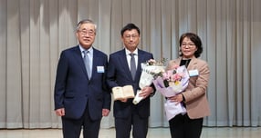 오후석 경기도평생교육진흥원장(가운데)이 11일 오명영 한국서점조합연합회 회장(맨 왼쪽)으로부터 서점의날 공로상을 받고 있다. /사진제공=경기도