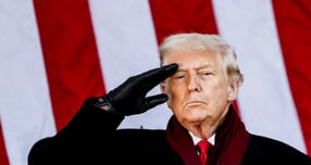 도널드 트럼프 미국 대통령이 미국 상원에서 셧다운(업무 일시 중단)을 종료시킬 임시 예산안이 통과를 승리라고 표현했다. 사진은 트럼프 대통령이 지난 11일(현지시각) 미국 버지니아주 알링턴에 위치한 알링턴 국립묘지에서 열린 재향군인의 날 기념식에 참석한 모습. /사진=로이터