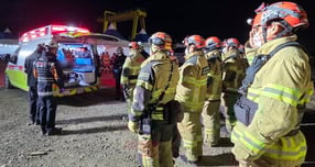 울산화력발전소 붕괴 사고 실종자 1명의 시신이 추가로 수습됐다. 사진은 12일 오전 울산화력발전소 붕괴 현장에서 수습된 매몰자를 병원으로 이송하기에 앞서 구조대원들이 도열해 거수경례와 묵념을 하고 있는 모습. /사진=뉴스1(소방청 제공)