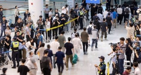 지난 9월 미국 조지아주 전기차 배터리 공장 건설 현장에서 미국 이민세관단속국(ICE)에 구금됐던 한국인 근로자들이 ICE를 상대로 집단 소송 준비에 나섰다. 사진은 지난 9월12일 인천국제공항을 통해 귀국한 한국인 근로자들의 모습. /사진=뉴시스(공동취재) 