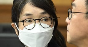 김건희 여사의 보석 석방 여부를 판단할 심문기일이 12일 열린다. 사진은 도이치모터스 주가조작, 통일교 청탁·뇌물 수수 의혹 혐의 등으로 구속기소 된 김건희 여사가 지난 9월24일 오후 서울 서초구 서울중앙지방법원에서 열린 첫 재판에 출석해 변호사와 이야기를 나누고 있는 모습. /사진=뉴시스(공동취재단)