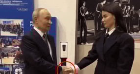 블라디미르 푸틴 러시아 대통령이 기자회견 자리에서 오른손이 불편한 모습을 보여 건강이상설 의혹이 불거졌다. 사진은 지난 6일(현지시각) 사마라 행사장에서 푸틴 대통령(왼쪽)이 정맥이 도드라진 오른손으로 청년단체 ‘건강한 조국’ 대표 예카테리나 레슈친스카야와 악수한 모습. /사진=SNS 갈무리