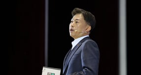 NH투자증권이 SK하이닉스의 목표주가를 상향했다. 사진은  곽노정 SK하이닉스 대표이사 사장이 지난 3일 서울 강남구 코엑스에서 열린 &#039;SK AI SUMMIT 2025&#039;에서 AI시대, SK하이닉스가 그리는 새로운 비전과 기술을 주제로 기조연설 하는 모습. /사진=뉴시스