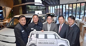 (왼쪽부터) 엄태일 기아 판매지회장, 문은주 기아 정비지회장, 기아 국내사업지원담당 최진기 전무, 한국사회복지협의회 김성이 회장, 안양시비산종합사회복지관 류승용 관장이 기념 촬영을 하고 있는 모습. /사진=기아