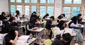 2026학년도 대학수학능력시험을 하루 앞둔 12일 수험생 예비소집이 실시된다. 사진은 2026학년도 대학수학능력시험을 1개월 정도 앞둔 지난 13일 부산 동래구 부산중앙여자고등학교 3학년 교실에서 수험생들이 공부에 집중하고 있는 모습. /사진=뉴시스