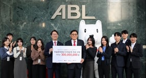 ABL생명이 우리금융그룹 편입 후 진행하는 첫 공동 사회공헌 사업인 &#039;With우리 A Better Life 프로젝트&#039;를 통해 세이브더칠드런에 3억원을 기부했다. 사진은 지난 11일 서울 여의도 ABL타워 본사에서 열린 기부금 전달식. /사진=ABL생명