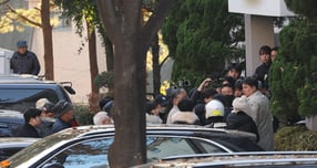 내란 특검팀이 황교안 전 국무총리를 체포했다. 사진은 서울 용산구 황교인 전 내란 특검팀이 12일 오전 서울 용산구 황교인 전 국무총리 자택에서 내란 선전·선동 혐의 관련 체포영장 집행을 시도하는 가운데 황 전 총리측 박주현 변호사가 자택에 들어가고 있는 모습. /사진=뉴스