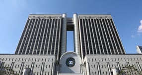 대법원 2부(주심 권영준 대법관)는 SPC 제품 운송 차량의 운행을 고의로 방해한 혐의로 기소된 이봉주 화물연대 위원장에 징역 8개월에 집행유예 1년, 벌금 200만원을 선고한 원심 판결을 지난달 16일 확정했다. /사진=뉴시스