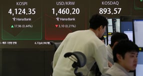 국내 증시가 수능 당일인 11월13일 1시간 늦게 열리고 1시간 늦게 종료된다. 사진은 12일 서울 중구 하나은행 딜링룸. /사진=뉴시스