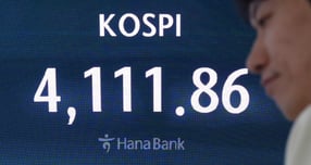 12일 오전 서울 중구 하나은행 딜링룸 전광판에 코스피는 전 거래일(4106.39)보다 8.95포인트(0.22%) 하락한 4097.44에 표시되고 있다./사진=뉴시스