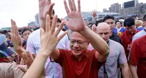 서학개미 한달간 순매수 1위는 엔비디아가 차지했다. 사진은 젠슨황 엔비디아 CEO가 지난 8일 대만 신주에서 열리는 TSMC의 연례 스포츠 데이에서 팬들과 소통하는 모습. /사진=로이터