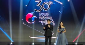 12일 부산 해운대구 벡스코에서 &#039;2025 대한민국 게임대상&#039;이 진행됐다. 최우수상은 네오플의 &#039;퍼스트 버서커: 카잔&#039;이 받았으며 우수상은 넷마블넥서스의 &#039;세븐나이츠 리버스&#039;·네오위즈의 &#039;P의 거짓: 서곡&#039;·넷마블엔투의 &#039;RF 온라인 넥스트&#039;가 수상했다. /사진= 김미현 기자