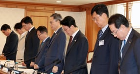 김민석 국무총리가 12일 서울 종로구 정부서울청사에서 열린 12·29 여객기 참사 피해지원 추모위원회 회의에서 1주기 추모식을 희생자와 유가족들께 최고의 예우를 갖춰서 진행될 수 있도록 준비해달고 밝혔다. 사진은 12일 김민석 국무총리가 서울 종로구 정부청사에서 열린 12·29 여객기 참사 피해자 지원·추모위원회’회의에서 참석자들과 함께 사고 희생자들을 추모하는  묵념을 하고 있는 모습. /사진=뉴스1(공동취재)