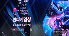 심은섭 리저드스무디 대표가 인디게임상 부문을 수상하며 소감을 밝히고 있다. /사진=양진원 기자