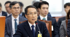 유재성 경찰청장 직무대행이 APEC(아시아태평양경제협력체) 정상회의 당시 현장 출동 경찰관 숙소 및 식사 부실 논란에 대해 사과했다. 사진은 12일 유재성 경찰청장 직무대행이 서울 여의도 국회에서 열린 제429회국회(정기회) 행정안전위원회 제14차 전체회의에 출석해 의원 질의에 답변하고 있는 모습. /사진=뉴스