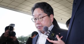 &#039;대장동 사건&#039; 항소 포기 지시 논란에 휩싸인 노만석 검찰총장 대행이 결국 사임했다.사진은  &#039;대장동 항소 포기&#039;로 검찰 내부에서 사퇴 압박을 받고 있는 노만석 검찰총장 직무대행이 12일 서울 서초구 대검찰청으로 출근한 모습. /사진=뉴스