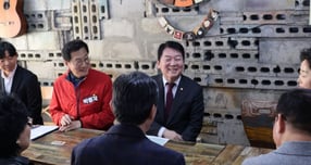 안철수 국회의원(왼쪽에서 세 번째)이 12일 이매동 자연마을 대표들과 간담회를 갖고 있다. /사진제공=성남시 