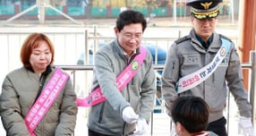 이상일 용인특례시장(가운데)이 12일 오전 구갈초등학교에서 열린 ‘동부녹색어머니회 어린이 교통안전 연합캠페인’에 참여하고 있다. /사진제공=용인특례시 