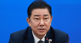 김병기 더불어민주당 원내대표가 13일 서울 여의도 국회에서 열린 원내대책회의에서 &quot;진실규명을 위한 국정조사 요구서를 이번주 내에 제출하도록 하겠다&quot;고 밝혔다. 사진은 13일 김병기 더불어민주당 원내대표가 서울 여의도 국회에서 열린 원내대책회의에서 발언하고 있는 모습. /사진=뉴시스