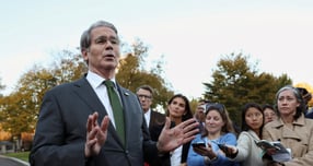 스콧 베선트 미국 재무장관이 미국에서 생산되지 않는 커피, 바나나 등에 대한 관세 완화 조치를 빠른 시일 내에 진행하겠다고 말했다. 사진은 지난 5일(이하 현지시각) 미국 워싱턴D.C 백악관에서 기자들과 대화하는 모습. /사진=로이터 