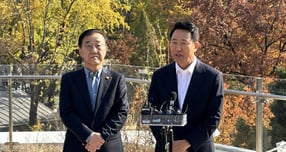 김윤덕 국토부 장관(왼쪽)과 오세훈 서울시장이 13일 서울 중구 한 식당에서 오찬 회동을 마친 뒤 질의응답을 하고 있다. /사진=장동규 기자