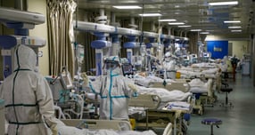 2019년 11월17일(이하 현지시각). 중국 우한에서 코로나 19 바이러스가 최초로 보고됐다. 사진은 2020년 2월6일 중국 우한 병원 중환자실에서 코로나 19 확진자를 진료 중인 의료진들의 모습. /사진=로이터