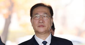 내란중요임무종사, 직권남용권리행사방해 혐의를 받고 있는 박성재 전 법무부 장관의 두 번째 구속 전 피의자 심문이 4시간40분 만에 종료됐다. 사진은 13일 오전 박 전 장관이 서울 서초구 서울중앙지방법원에서 열린 구속 전 피의자 심문(영장실질심사)에 출석하고 있는 모습. /사진=뉴시스