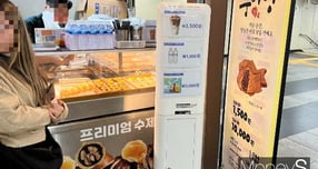 찬바람이 불자 붕어빵을 찾는 이들이 늘었다. 사진은 서울 지하철 2호선 동대문역사문화공원역 내부에 있는 붕어빵 가게에서 붕어빵을 사기 위해 기다리는 외국인 관광객의 모습. /사진=김다솜 기자