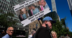 미국 하원이 제프리 엡스타인과 관련한 모든 기록을 공개하도록 강제하는 법안 표결을 다음주에 진행하겠다고 밝혔다. 사진은 지난 9월20일 미국 뉴욕에서 열린 시위에 한 시민이 도널드 트럼프 대통령과 제프리 엡스타인 관련 플랜카드를 든 모습. /사진=로이터