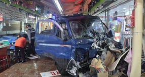 부천 제일시장을 돌진 시민 2명을 숨지게 한 1t 트럭이 크게 파손된 모습. /사진제공=경기부천소방서