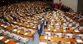 국민의힘이 13일 김윤덕 국토교통부 장관의 국회 본회의 불참에 항의해 집단 퇴장했다가 40여분 만에 복귀했다. 사진은 13일 서울 여의도 국회에서 열린 제429회국회(정기회) 12차 본회의에서 국민의힘 의원들이 퇴장한 모습. /사진=뉴스