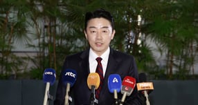 강훈식 대통령비서실장이 13일 조인트 팩트시트 발표가 임박한 것에 대해 &quot;꼼꼼히 잘 논의되고 있다&quot;고 전했다. 사진은 13일 전략경제협력특사로 임명된 강 실장이 인천국제공항에서 아랍에미리트(UAE)로 출국하기 전 인사말 한 모습. /사진=뉴시스