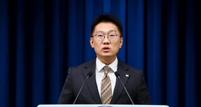 이재명 대통령이 13일 서울 용산구 대통령실 청사에서 열린 대통령·수석보좌관회의에서 &quot;공공기관 개혁이 힘없는 사람을 자르는 방식이 돼선 안 되고 불필요한 임원 자리를 정리하는 개혁을 한다&quot;고 밝혔다. 사진은 지난 7일 김남준 대변인이 서울 용산구 대통령실에서 브리핑 한 모습. /사진=뉴시스(대통령실통신사진기자단)