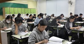 2026학년도 대학수학능력시험(수능) 영어 영역 난이도는 지난해 수능과 지난 9월 모의평가 수준으로 출제됐다고 평가된다. 사진은 13일 서울 광진구 광남고에 마련된 서울시교육청 제20시험지구 제3시험장에 입실을 완료한 수험생들이 막바지 점검을 한 모습. /사진=뉴스1(공동취재) 