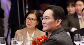 이재용 삼성전자 회장이 2년 만에 방한한 올라 칼레니우스 메르세데스-벤츠 회장을 삼성그룹 영빈관인 승지원에서 만났다.  사진은 이재용 삼성전자 회장이 지난 1일 경북 소노캄 경주 그랜드볼룸에서 열린 한중 국빈만찬에 참석해 있는 모습. /사진=뉴시스