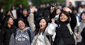 2026학년도 대학수학능력시험(수능) 예상 등급컷이 발표됐다. 사진은 2026학년도 수능이 종료된 13일 오후 광주 남구 봉선동 동아여고(26지구 제32시험장)에서 수능을 마친 수험생들이 환호하고 있는 모습. /사진=뉴시스