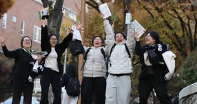 2026학년도 대학수학능력시험(수능) 출제본부가 과목 출제 방향에 대해 설명했다. 사진은 수능이 치러진 13일 오후 대구 수성구 정화여고에 마련된 대구시교육청 24지구 제17시험장에서 수능을 마친 수험생들이 온몸으로 기쁨을 표현하고 있는 모습. /사진=뉴스