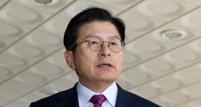 내란 선전·선동 혐의로 체포된 황교안 전 국무총리에 대한 구속 전 피의자 심문이 4시간 30분 만에 종료됐다. 사진은 지난 12일 오전 황 전 총리가 서울 서초구 서울고등검찰청에 마련된 내란 특검 사무실에 도착해 입장을 밝히고 있는 모습. /사진=뉴시스