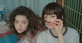 그룹 뉴진스 멤버 하니와 다니엘 중 남극에 간 멤버가 누구일 지에 대한 추측이 이어지고 있다. /사진=뉴진스 공식 인스타그램