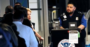 미 정부 "셧다운 무급 근무한 공항 직원에 상여금 1만달러 지급"