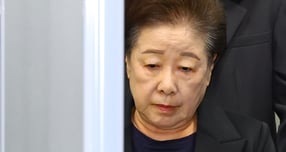  &#039;정교유착 의혹&#039;의 정점으로 지목돼 구속된 한학자 총재가 불구속 상태에서 재판받게 해달라고 법원에 요청했다. 사진은 지난 9월 서울 서초구 서울중앙지방법원에서 열린 영장실질심사(구속 전 피의자 심문)를 마친 뒤 법정을 나선 청탁금지법과 정치자금법 위반 등 혐의를 받는 한학자 통일교 총재. /사진=뉴시스