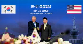 이재명 대통령과 도널드 트럼프 미국 대통령이 지난달 29일 한미정상회담 장소인 국립경주박물관에서 만나 악수하고 있다. /사진=뉴스1(백악관 제공)