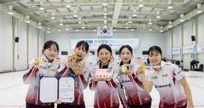 의성군청 남·여 컬링팀이 상장을 들어보이며, 단체사진을 촬영하고 있다./사진제공=경북 의성군