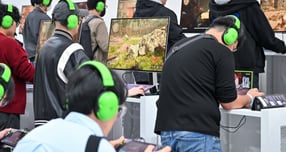 지스타 2025 참관객들이 넷마블의 콘솔·PC 신작 &#039;이블베인&#039;을 시연하고 있다. /사진=넷마블 