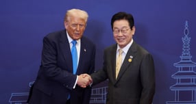 미 백악관이 한·미 회담 팩트시트 내용을 공개했다. 사진은 이재명 대통령(오른쪽)이 지난달 29일 경북 경주 힐튼호텔 그랜드볼룸에서 열린 대통령 주최 정상 특별만찬에서 도널드 트럼프 미국 대통령을 영접한 모습. /사진=뉴시스(대통령실통신사진기자단) 