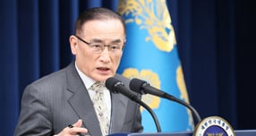 한·미 양국이 한국형 핵추진 잠수함을 국내에서 건조하는것으로 협의했다. 사진은 위성락 국가안보실장이 서울 용산구 대통령실 청사 브리핑룸에서 열린 한·미 팩트시트 타결 결과 관련 취재진의 질의에 답하는 모습. /사진=뉴스